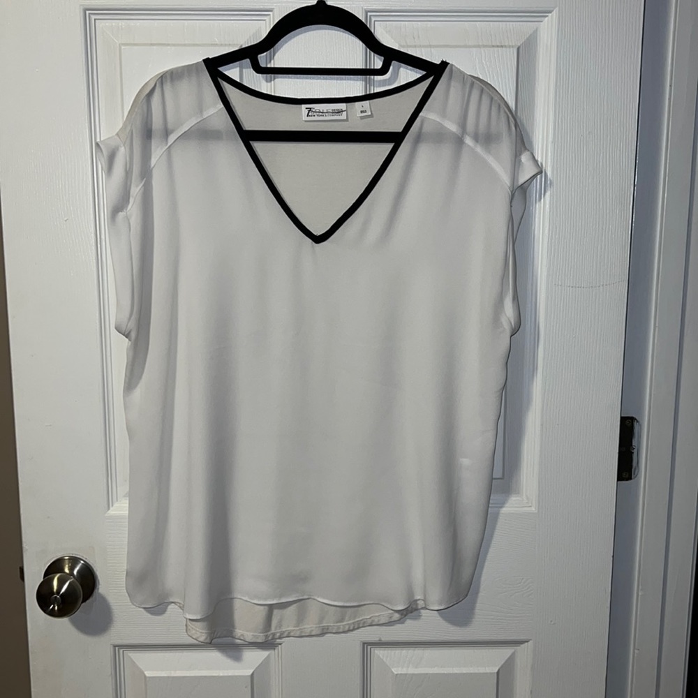 7th Avenue white vneck